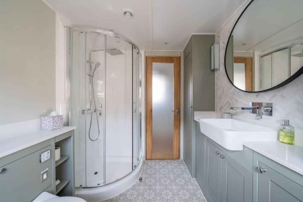 Luxurious Houseboat Near Canary Wharf In 런던 외부 사진