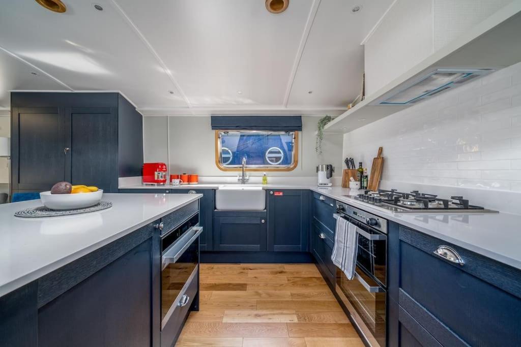 Luxurious Houseboat Near Canary Wharf In 런던 외부 사진
